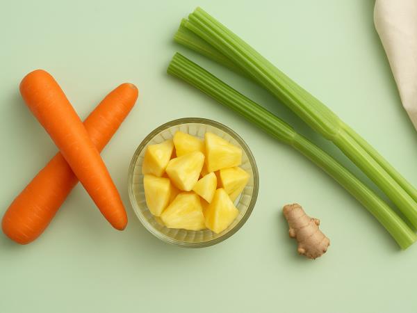 Sok iz treh sestavin, ki ga pijejo zjutraj: zakaj ananas, korenček in zelena niso naključna trojica